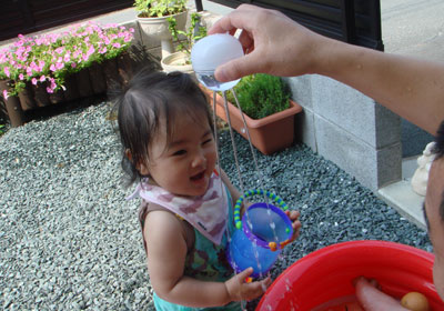 お庭で水遊び